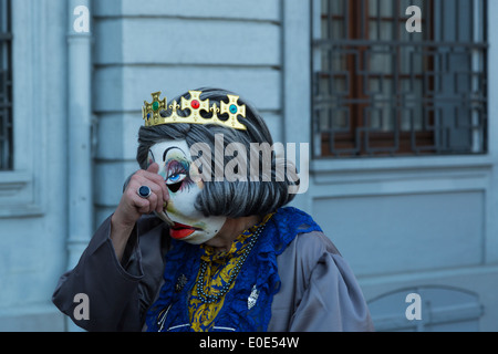 Ein Foto von einem müde aussehende Parade Teilnehmer verkleidet als die Königin auf einem Jahrmarkt in Europa. Stockfoto