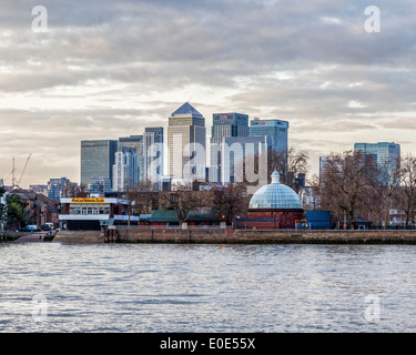 Canary Wharf-Skyline mit Bankenviertel Banken und Wolkenkratzer von Greenwich aus gesehen Stockfoto