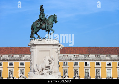 Bronzene Reiterstandbild von König José I ab 1775 auf dem Commerce-Platz in Lissabon, Portugal. Stockfoto