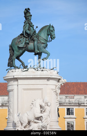 Bronzene Reiterstandbild von König José I ab 1775 auf dem Commerce-Platz in Lissabon, Portugal. Stockfoto