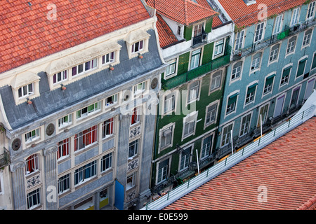 Alte Wohnhäuser und Wohnhäuser in der Baixa Viertel von Lissabon in Portugal, Ansicht von oben. Stockfoto