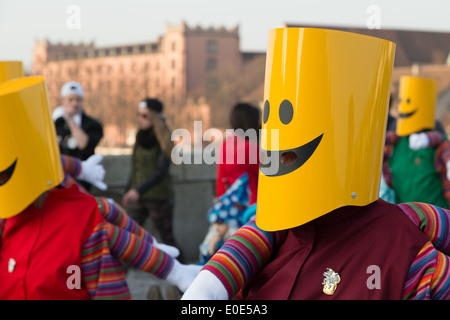 Ein Foto von Menschen tragen gelbe Smiley Gesicht Kostüme bei Basler Fasnacht in der Schweiz (Karneval). Stockfoto