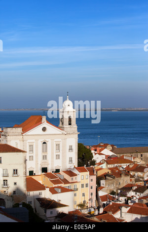 Kirche Santo Estevao in der Alfama Viertel von Lissabon in Portugal, Tejo im Hintergrund. Stockfoto