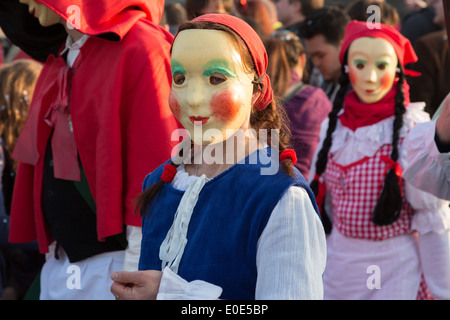 Ein Foto von einem anonymen Mädchen tragen eine schöne red Riding Hood Kostüm bei einem Karnevalsumzug. Stockfoto