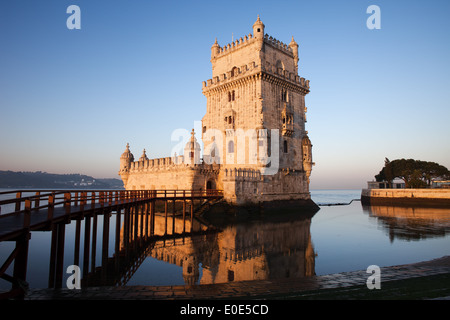 Turm von Belem am Tejo in der früh, berühmte Wahrzeichen in Lissabon, Portugal. Stockfoto