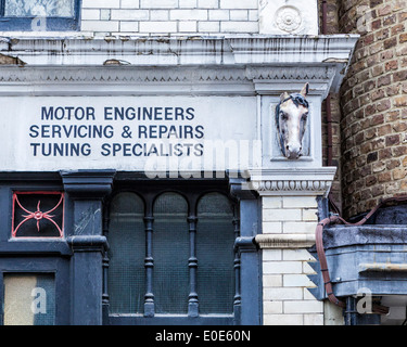 R.W Autos Garage und Werkstatt (Pferd Kopf Detail zeigt frühere Nutzung als Schmied) in Tanner Street SE1 Stockfoto