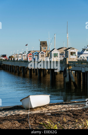 Ruderboot und Ausflug Ständen entlang MacMillan Wharf, Provincetown, Cape Cod, Massachusetts, USA Stockfoto