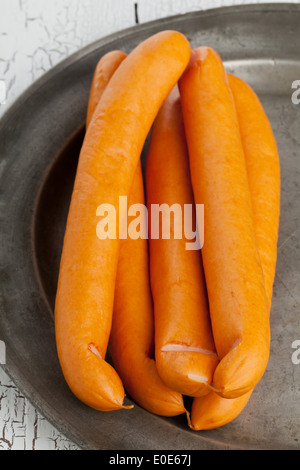 Wiener Würstchen ("Wiener Würstchen" oder "Frankfurter") auf rustikale Platte Stockfoto