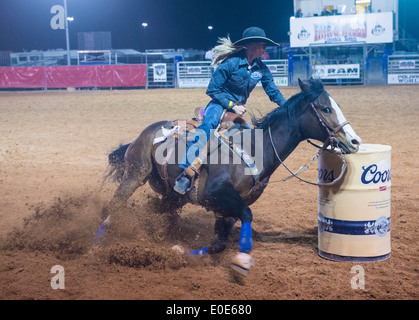 Cowgirl, Teilnahme an einem Lauf-Renn-Wettbewerb in der Clark County Rodeo statt einem Professional Rodeo in Logandale Nevada Stockfoto