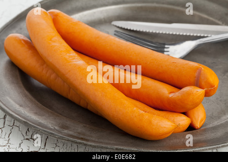 Wiener Würstchen ("Wiener Würstchen" oder "Frankfurter") auf rustikale Platte Stockfoto