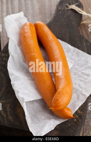 Wiener Würstchen ("Wiener Würstchen" oder "Frankfurter") an Bord Holzküche Stockfoto