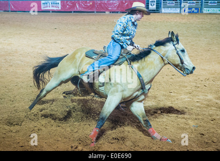 Cowgirl, Teilnahme an einem Lauf-Renn-Wettbewerb in der Clark County Rodeo statt einem Professional Rodeo in Logandale Nevada Stockfoto