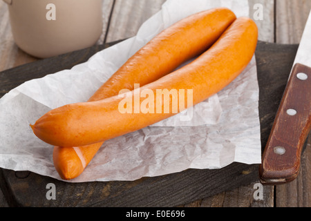 Wiener Würstchen ("Wiener Würstchen" oder "Frankfurter") an Bord Holzküche Stockfoto