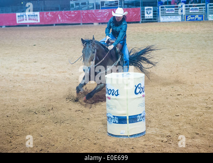 Cowgirl, Teilnahme an einem Lauf-Renn-Wettbewerb in der Clark County Rodeo statt einem Professional Rodeo in Logandale Nevada Stockfoto