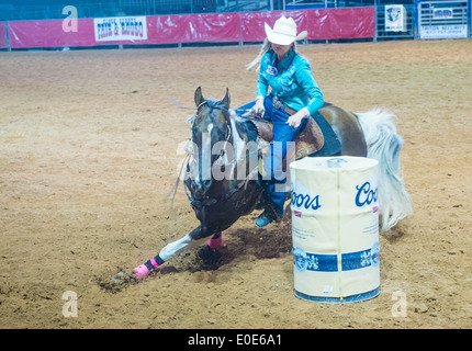 Cowgirl, Teilnahme an einem Lauf-Renn-Wettbewerb in der Clark County Rodeo statt einem Professional Rodeo in Logandale Nevada Stockfoto