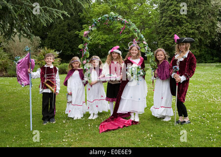 Hayes, UK, 10. Mai 2014, Hayes May Queen Gruppe Pose für Fotos in die Bibliothek Garten Credit: Keith Larby/Alamy Live News Stockfoto