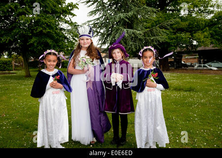 Hayes, UK, 10. Mai 2014, Beckenham May Queen Gruppe Pose für Fotos in die Bibliothek Garten Credit: Keith Larby/Alamy Live News Stockfoto