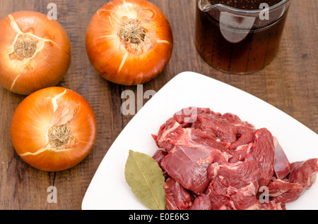 Gewürze, Zwiebeln und Lager für Wildbret von Reh Stockfoto