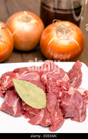 Hirschgulasch mit Lorbeerblatt, Zwiebeln und Lager Stockfoto