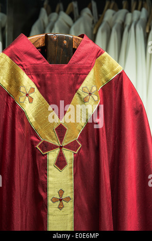 Priester liturgische Gewänder. Stockfoto