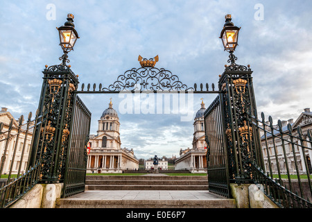 Old Royal Naval College Eingang mit reich verzierten Toren und Lampen - Greenwich, London, UK Stockfoto