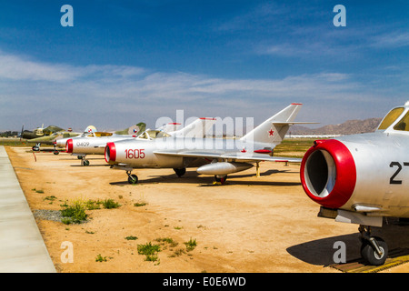 Eine Reihe von russischen Mig-Flugzeuge im März Bereich Air Museum in Riverside, Kalifornien Stockfoto