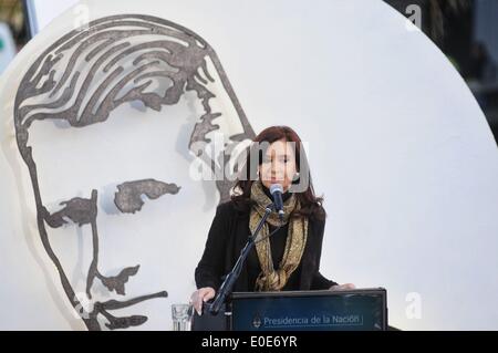 Buenos Aires, Buenos Aires, Argentinien. 10. Mai 2014. Präsidentin Cristina Fernandez de Kirchner, flankiert von mehreren '' Dritten Welt Priester '', weiht ein Vater Carlos Mugica gewidmetes Denkmal. Mugica, ein Referent für die Drittwelt Priester Bewegung in Argentinien, am 11. Mai 1974 getötet wurde, von den Mitgliedern des rechten Flügels paramilitärische Gruppe Triple A. Credit: Patricio Murphy/ZUMAPRESS.com/Alamy Live News Stockfoto