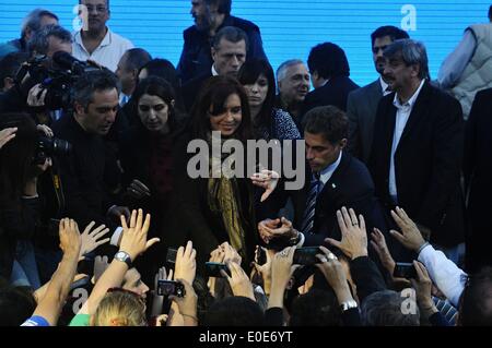 Buenos Aires, Buenos Aires, Argentinien. 10. Mai 2014. Präsidentin Cristina Fernandez de Kirchner, flankiert von mehreren '' Dritten Welt Priester '', weiht ein Vater Carlos Mugica gewidmetes Denkmal. Mugica, ein Referent für die Drittwelt Priester Bewegung in Argentinien, am 11. Mai 1974 getötet wurde, von den Mitgliedern des rechten Flügels paramilitärische Gruppe Triple A. Credit: Patricio Murphy/ZUMAPRESS.com/Alamy Live News Stockfoto