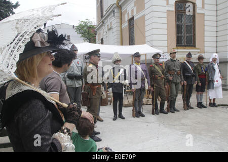 Bukarest, Rumänien. 10. Mai 2014. Mitmachen in WWI militärischen Uniformen des Landes in einer Parade am National Military History Museum anlässlich die Hundertjahrfeier des ersten Weltkriegs in Bukarest, 10. Mai 2014. Bildnachweis: Gabriel Petrescu/Xinhua/Alamy Live-Nachrichten Stockfoto