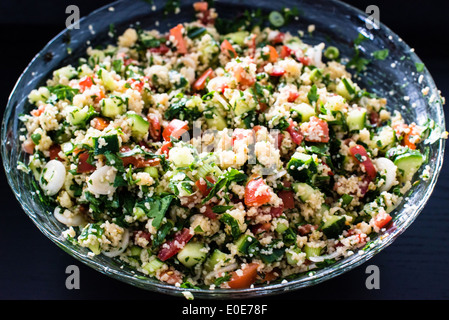 Taboulé gemacht von Couscous und verschiedene Gemüse Stockfoto