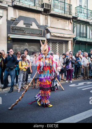 10 Mai 2014, Lissabon, Caretos de Lazarim-Parade in Lissabon Innenstadt während des iberischen Maske-Festivals Stockfoto