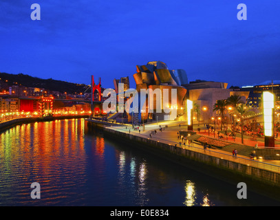 Nachtansicht des Museo Guggenheim in Bilbao, Vizcaya, Baskisches Land, Spanien Stockfoto