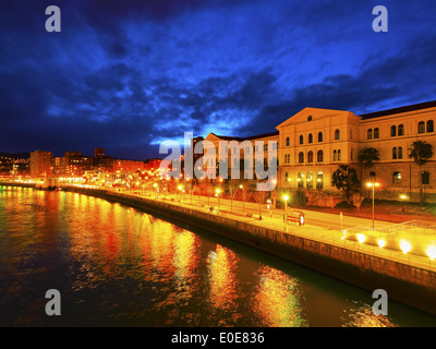 Nachtansicht der Universität von Deusto in Bilbao, Vizcaya, Baskisches Land, Spanien Stockfoto