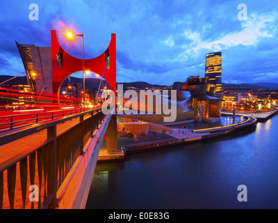 Nachtansicht des La Salve Brücke und das Guggenheim Museum in Bilbao, Vizcaya, Baskisches Land, Spanien Stockfoto