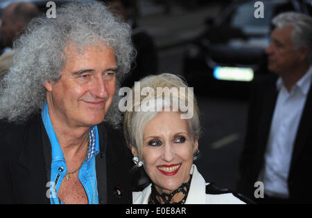 London, UK, UK. 7. Oktober 2013. Brian May und Anita Dobson besuchen die Pride of Britain Awards im Grosvenor House, am 7. Oktober 2013 in London, England. © Ferdaus Shamim/ZUMA Wire/ZUMAPRESS.com/Alamy Live-Nachrichten Stockfoto