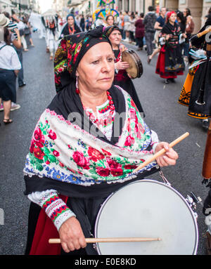 10. Mai 2014, Lissabon, parade Los Toros y Los Guirrios de Velilla De La Reina in Lissabon Innenstadt während des iberischen Maske-Festivals Stockfoto