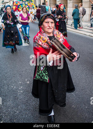 10. Mai 2014, Lissabon, parade Los Toros y Los Guirrios de Velilla De La Reina in Lissabon Innenstadt während des iberischen Maske-Festivals Stockfoto