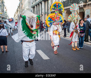 10. Mai 2014, Lissabon, parade Los Toros y Los Guirrios de Velilla De La Reina in Lissabon Innenstadt während des iberischen Maske-Festivals Stockfoto