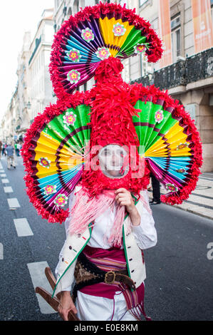 10. Mai 2014, Lissabon, parade Los Toros y Los Guirrios de Velilla De La Reina in Lissabon Innenstadt während des iberischen Maske-Festivals Stockfoto