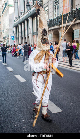 10. Mai 2014, Lissabon, parade Los Toros y Los Guirrios de Velilla De La Reina in Lissabon Innenstadt während des iberischen Maske-Festivals Stockfoto