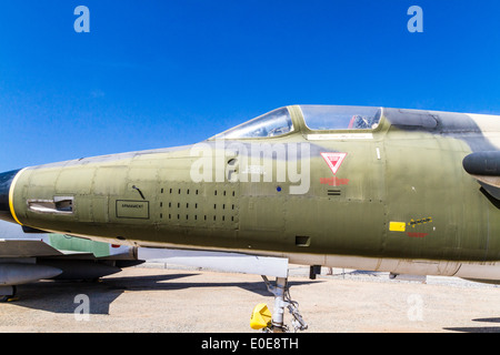 Ein F-105 Thunderchief und eine f-4 Phantom am Eingang zum März Field Air Museum in Riverside, Kalifornien Stockfoto