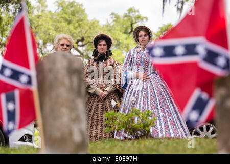 Re-enactment in Bürgerkrieg Ära Hoop Röcke gekleidet stehen während der Confederate Memorial Day Veranstaltungen auf Magnolia Cemetery 10. April 2014 in Charleston, SC. Confederate Memorial Day ehrt die rund 258.000 verbündeten Soldaten, die im amerikanischen Bürgerkrieg gestorben. Stockfoto