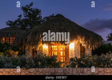 Boutique-Hotel Landhaus mit Reetdach in der Nacht, Negril, Jamaika Stockfoto