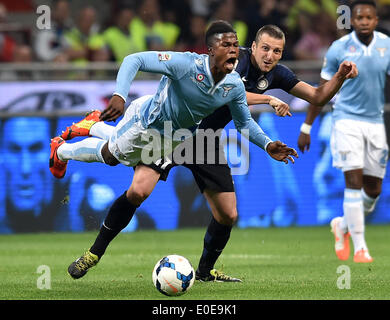 Mailand, Italien. 10. Mai 2014. Inter Mailand Zdravko Kuzmannovic(R) MIAS gegen Lazio Balde Diao Keita in die italienische Serie A Fußballspiel in Mailand, Italien, 10. Mai 2014. Inter Mailand gewann 4: 1. Bildnachweis: Alberto Lingria/Xinhua/Alamy Live-Nachrichten Stockfoto