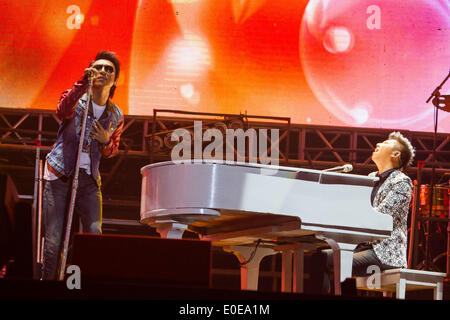 Nanjing, China Jiangsu Provinz. 10. Mai 2014. Chen Yufan (L) und Hu Haiquan (R), Mitglieder der Musikband "Yu & Quan," führen während ein Solo-Konzert in Nanjing, der Hauptstadt der ostchinesischen Provinz Jiangsu, 10. Mai 2014. Bildnachweis: Liu Song/Xinhua/Alamy Live-Nachrichten Stockfoto