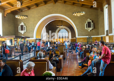 Kalifornien, Los Angeles, Union Station, Bahnhof, Eisenbahnterminal, Gebäude, innen, Passagiere Fahrer Fahrer, Hispanic Black, Mann m Stockfoto