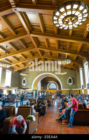 Kalifornien, Los Angeles, Union Station, Bahnhof, Eisenbahnterminal, Gebäude, innen, Passagiere Fahrer Fahrer, Hispanic Black, Mann m Stockfoto