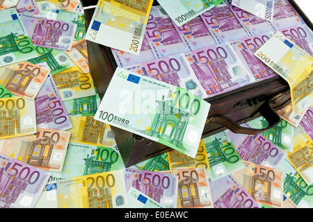 Eine große Brust mit Euro Banknoten. Finanzielle Krise, Krise, Schulden, Eine Grosse Truhe Mit Euro-Banknoten. Finanzkrise, begreifbar, Stockfoto