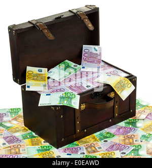 Eine große Brust mit Euro Banknoten. Finanzielle Krise, Krise, Schulden, Eine Grosse Truhe Mit Euro-Banknoten. Finanzkrise, begreifbar, Stockfoto