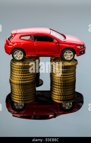 Steigende Kosten mit dem Auto von Workshop Kosten., Steigende Kosten Beim Auto Durch Werkstattkosten. Stockfoto